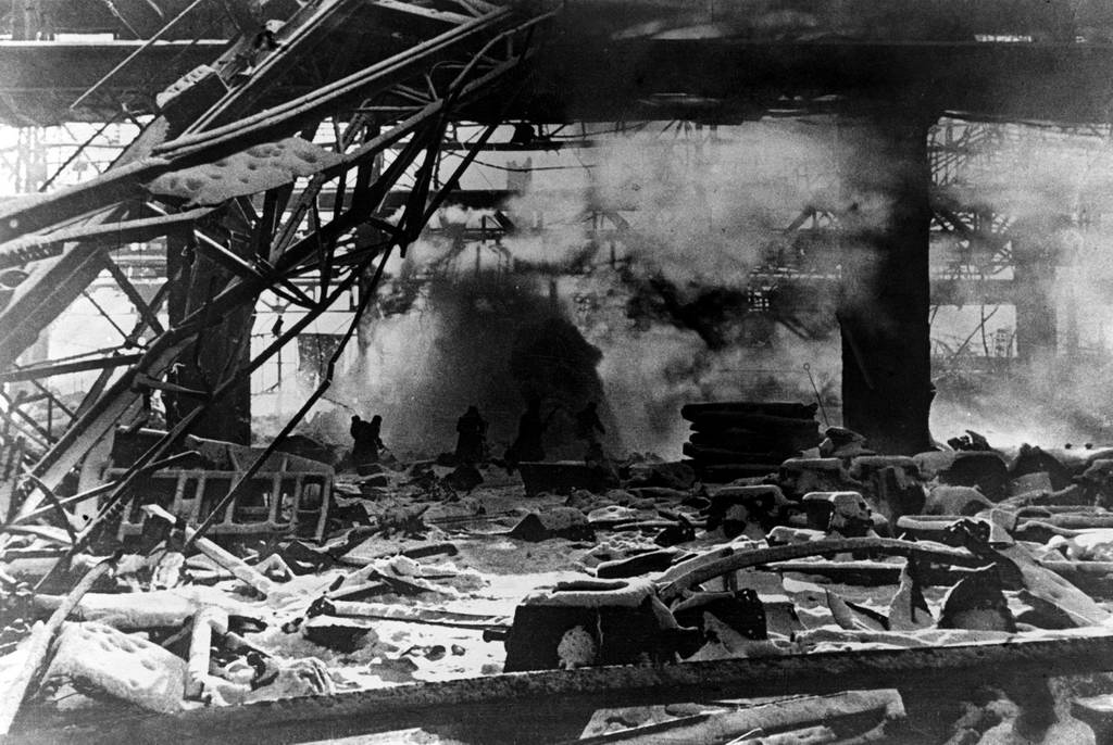 Бой в цехах Сталинградского тракторного завода. 1942